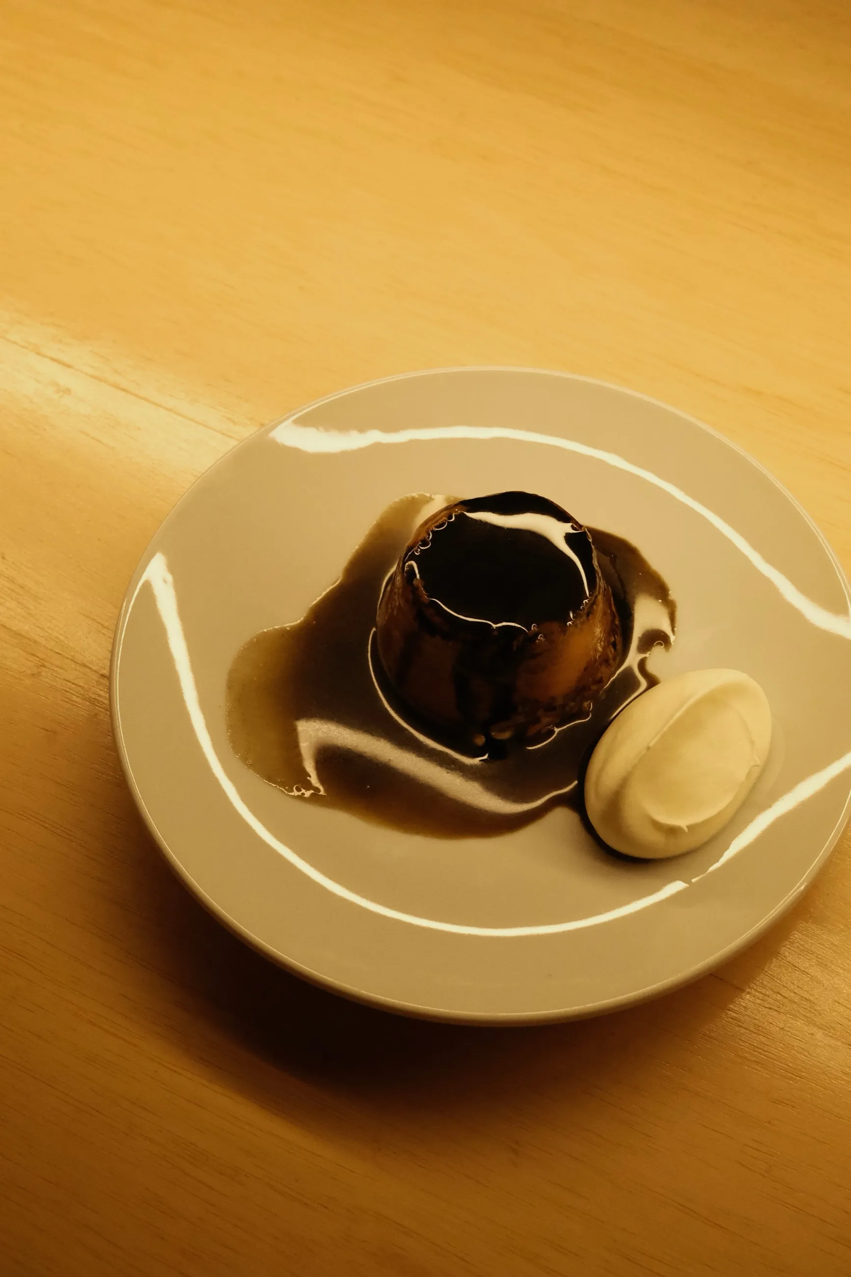 Postre de NESS sobre la mesa de madera