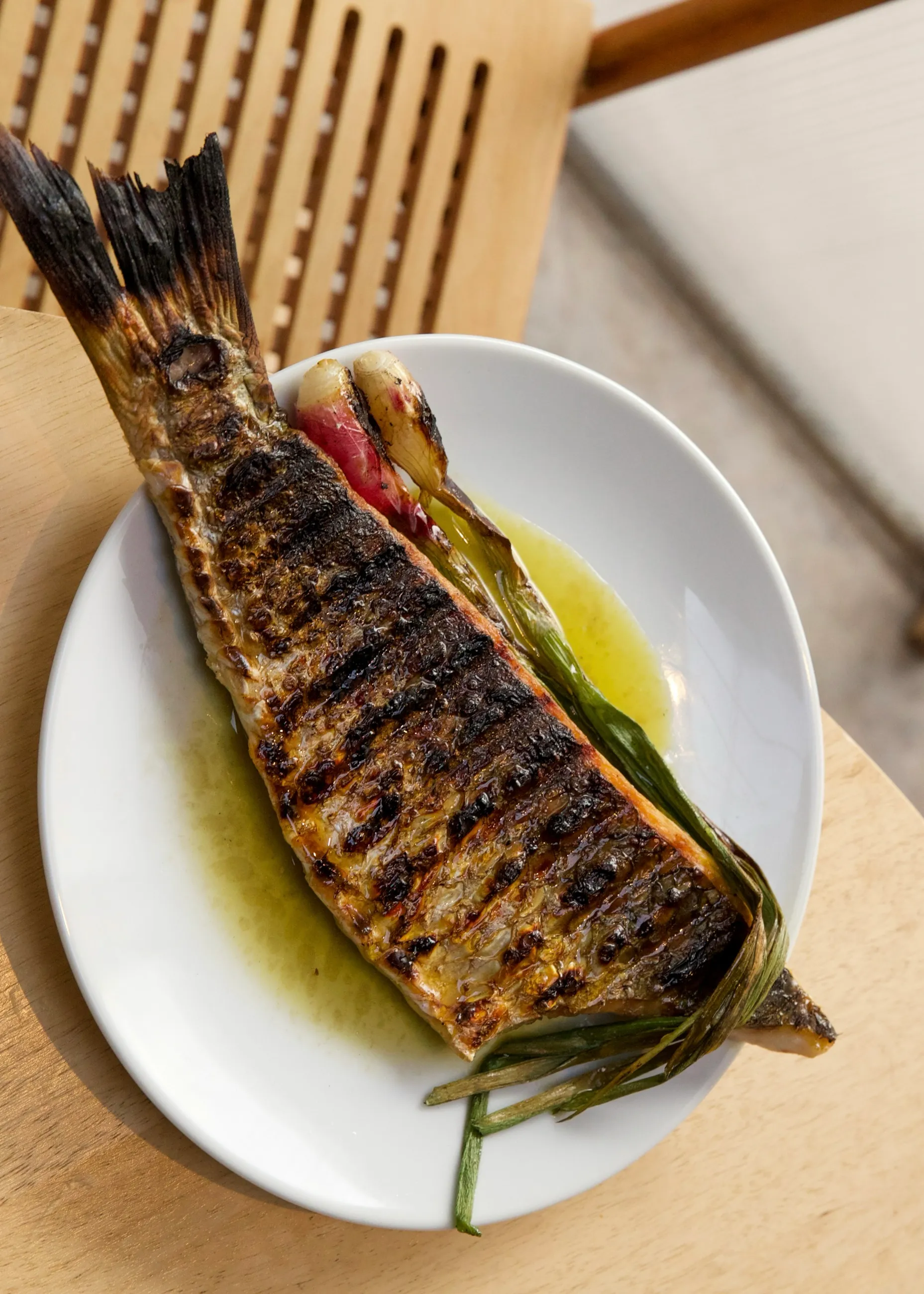 Pescado entero cocido a las brasas